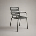 Chaise de jardin empilable avec accoudoirs en acier gris, 56 × 58 × 84 cm