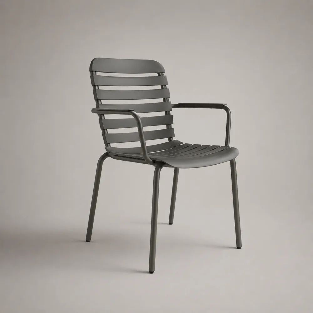 Chaise de jardin empilable avec accoudoirs en acier gris, 56 × 58 × 84 cm