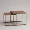 Lot de 2 tables basses gigognes carrées en MDF effet noyer et acier brun, 70 x 70 x 50 cm et 60 x 60 x 45 cm