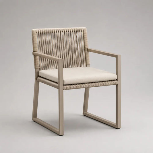 Fauteuil de jardin en aluminium et corde beige avec accoudoirs et coussin écru, 59 × 61 × 85 cm
